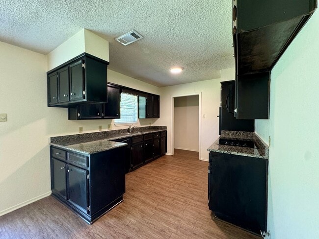 Building Photo - Single Family Home *LEASING SPECIAL AVAILABLE*