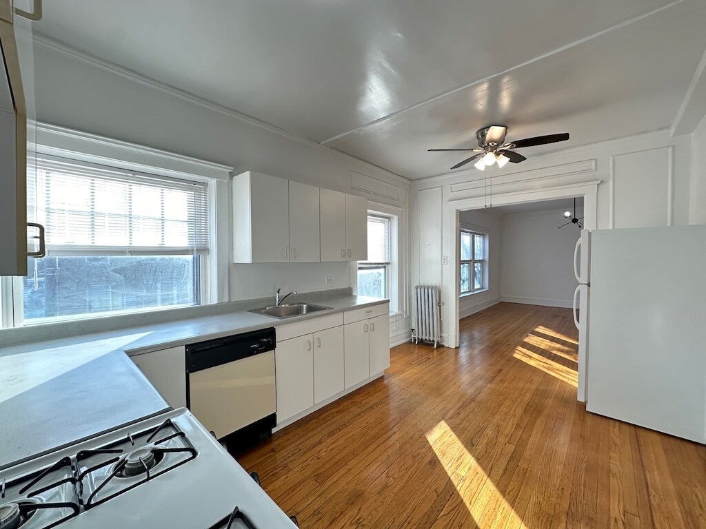 Building Photo - 2306 W Wilson Ave