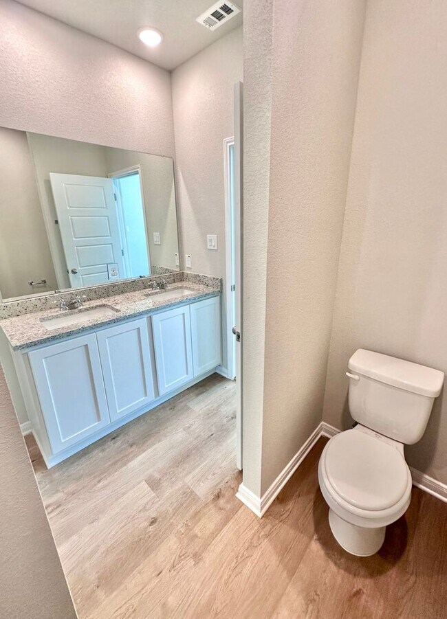 Building Photo - Luxury 3-Bed, 2-Bath Duplex in Buda!