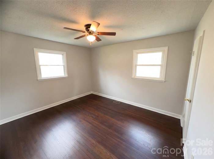 Building Photo - 120 Sunset Ln