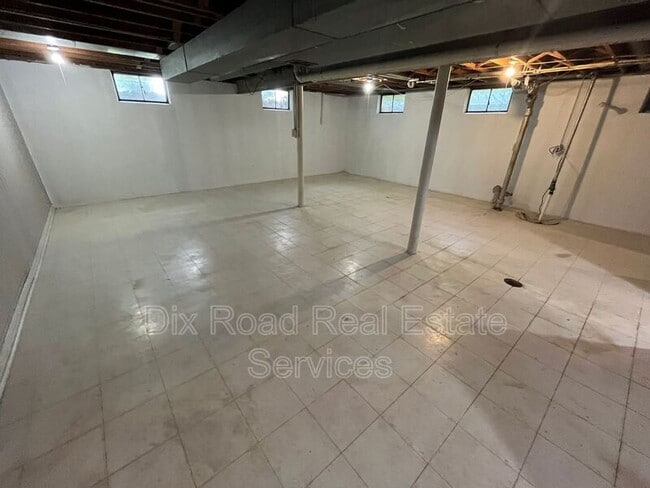 Building Photo - 609 Gladys Dr