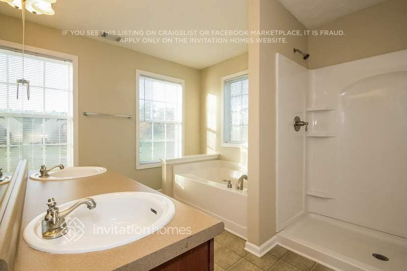 Building Photo - 225 Hedgewood Dr