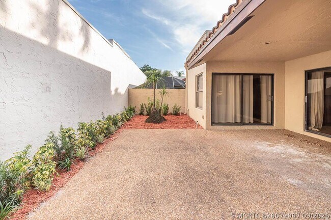 Building Photo - 6876 Palmar Ct