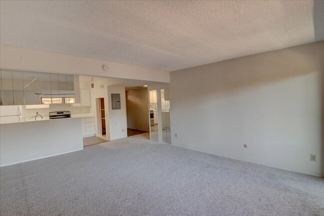 Building Photo - Fantastic 1 Bedroom Condo in Point Loma!!