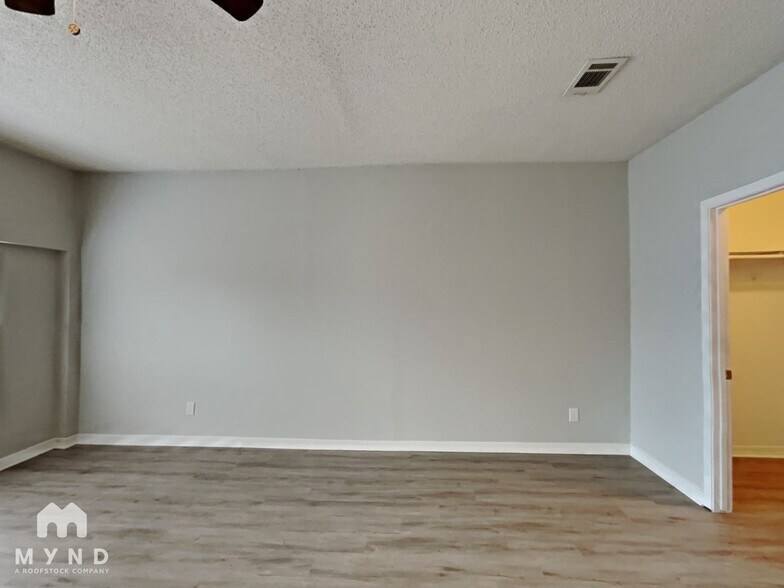 Building Photo - 1729 E Red Bird Ln
