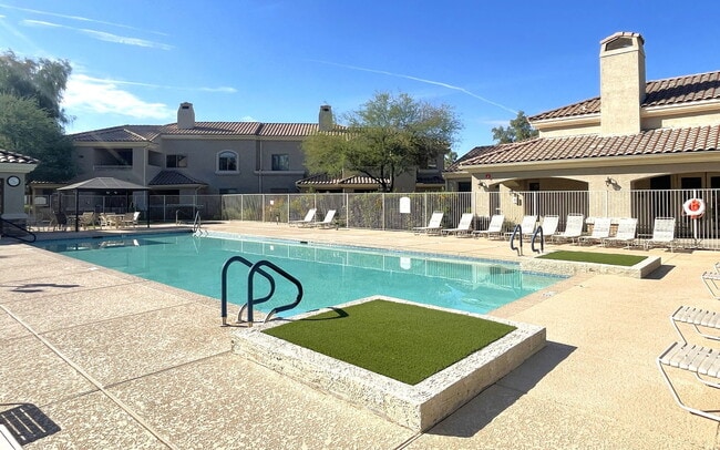 Building Photo - 955 E Knox Rd