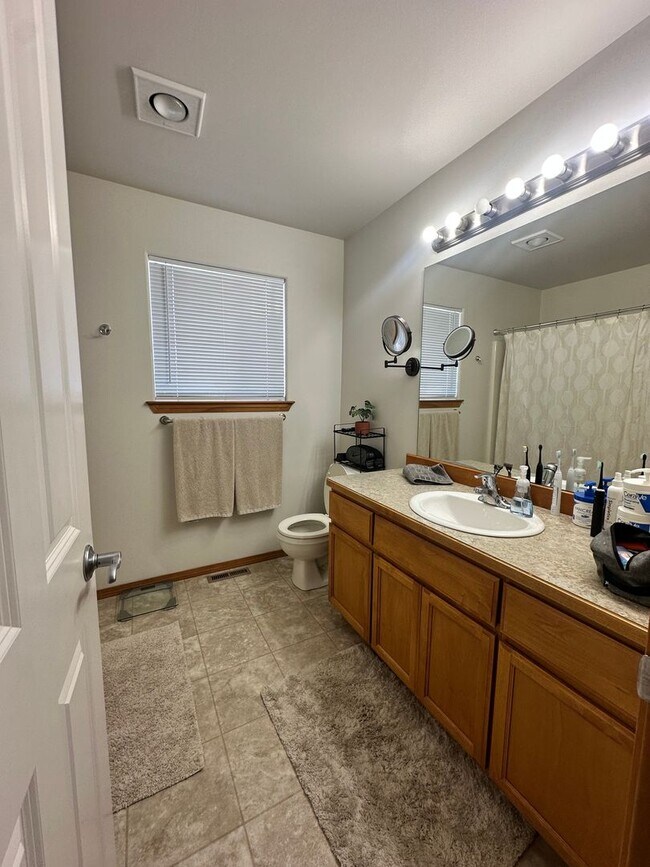 Building Photo - Beautiful 3 bedroom 2 bathroom