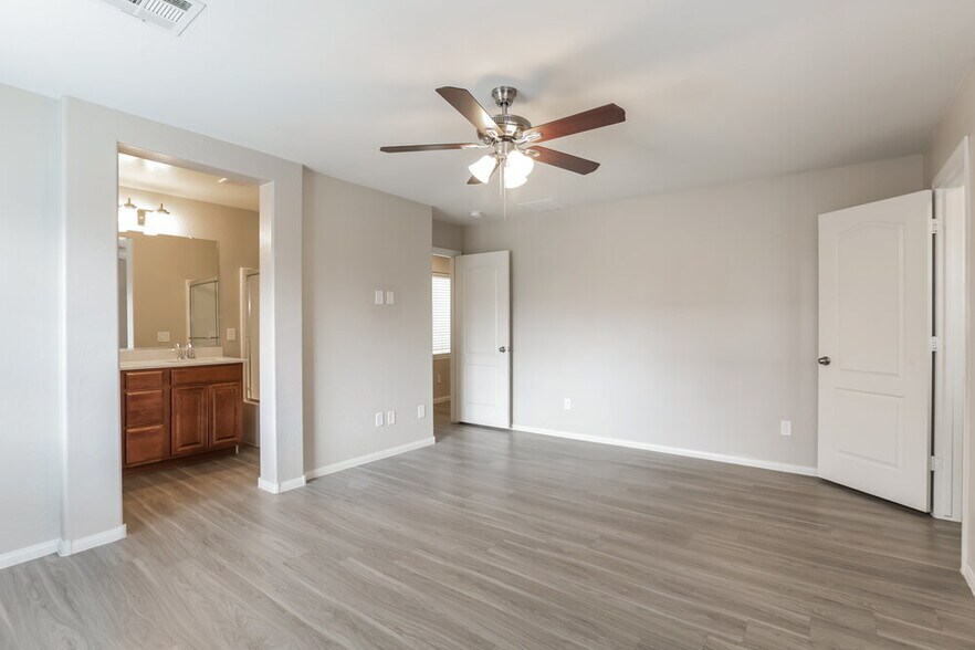 Building Photo - 10428 Yew Blossom Ave