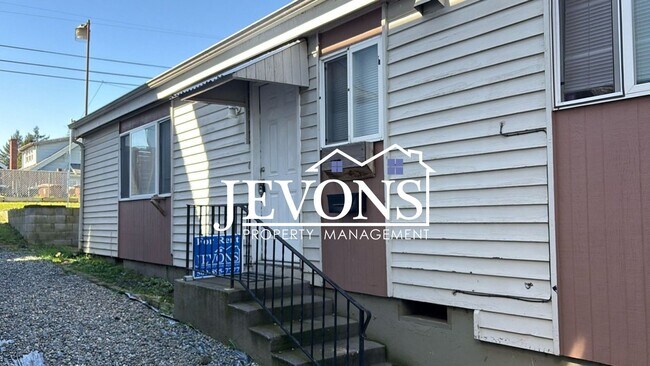 Building Photo - Charming duplex in a walkable location near the University of Puget Sound