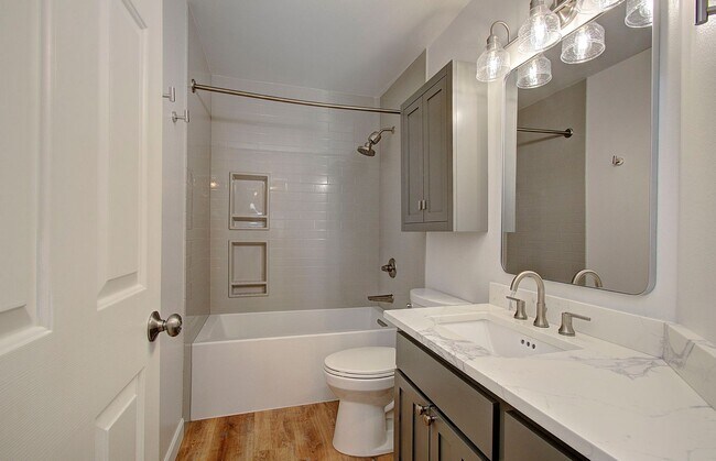Building Photo - Large 2 Story 4bd 2.5ba Home in Vancouver
