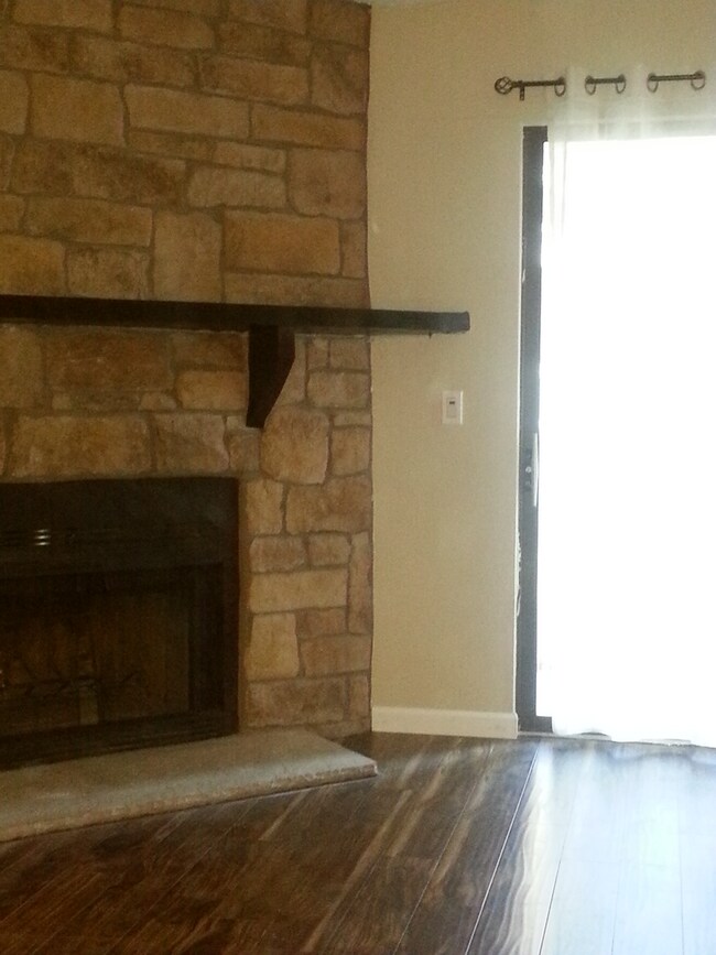 Building Photo - Newly renovated 1 Bed/1 Bath Condo near Lo...