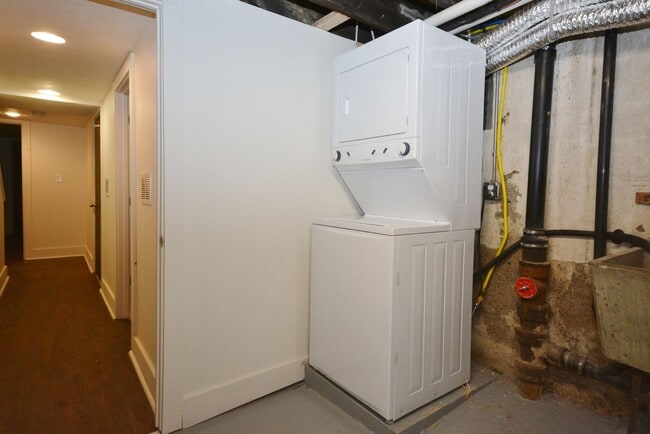 Building Photo - SPACIOUS AND MODERN HOUSE IN OAKLAND AVAILABLE AUGUST!