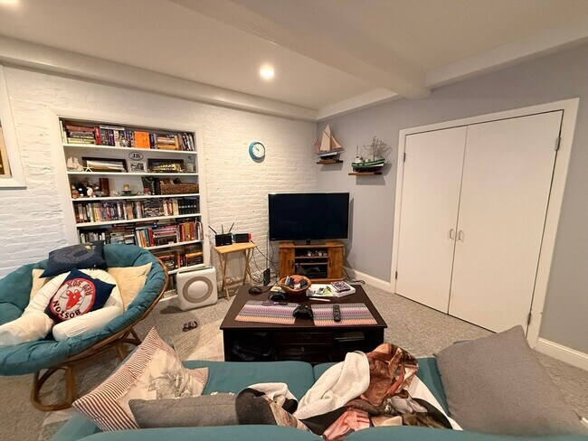 Building Photo - 69 Seaverns Ave