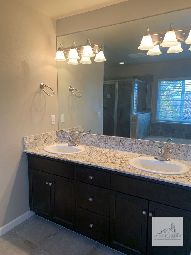 Building Photo - Spacious 4 Bedroom 3 Bath Home in Harlan R...
