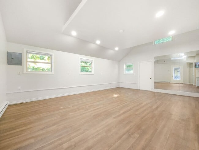 Building Photo - Charming Studio Near Downtown Bellevue wit...