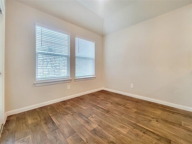 Building Photo - 125 Solitude Dr