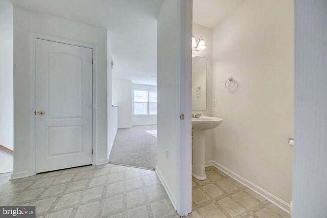 Building Photo - 8 Shady Tree Ct