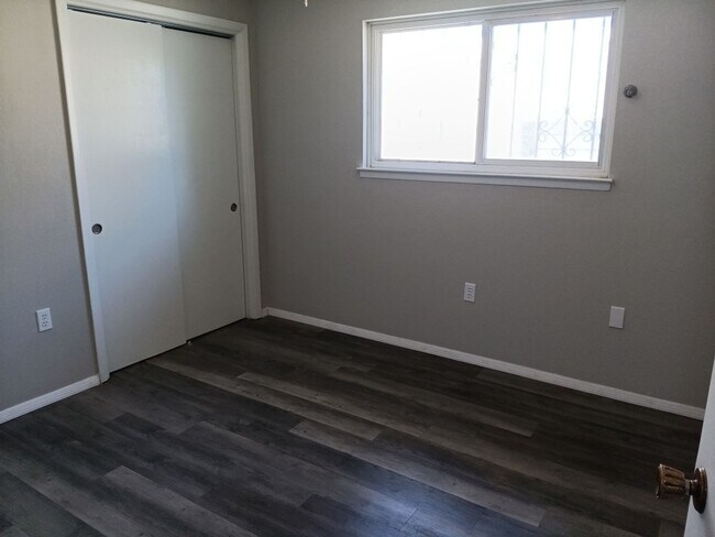 Building Photo - Charming 4-bedroom, 2-bathroom! Showings available NOW!
