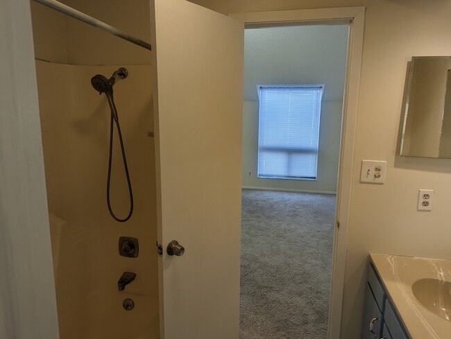 Building Photo - 2104 Melrose Dr