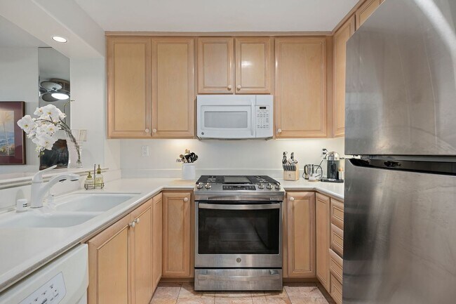 Building Photo - Total Quality Living! El Escorial... EAST BEACH!