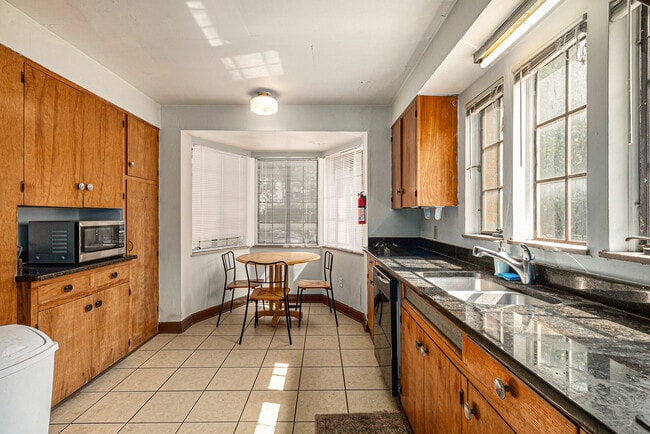 Building Photo - 608 W Washington St