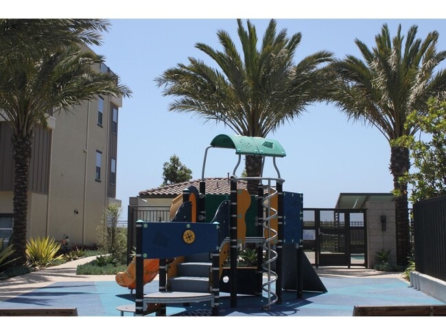 Building Photo - Highly Desired 4 Bedroom Floor Plan in Lig...
