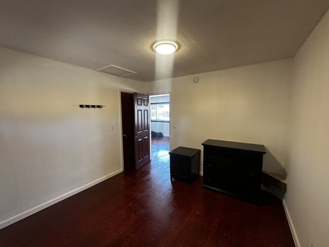 Building Photo - Available Immediately!  Spacious 6-Bedroom Retreat with 2 Full Baths in Charming Denver Locale!