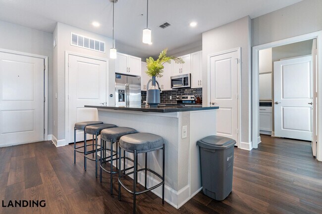 Building Photo - 918 Aventine Dr