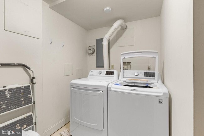 Building Photo - 239 E Thompson St