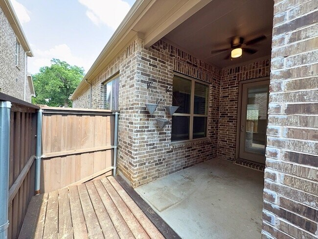 Building Photo - 302 Julia Ln