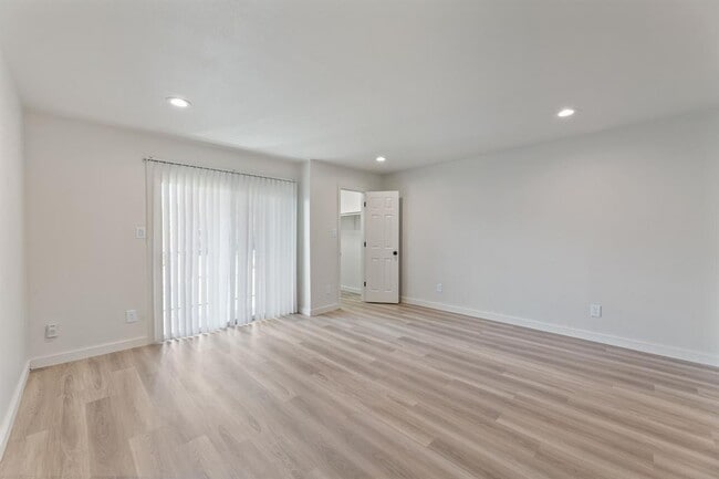 Building Photo - 3819 Southway Dr