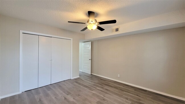 Building Photo - Charming Condo in Vista Del Sol!