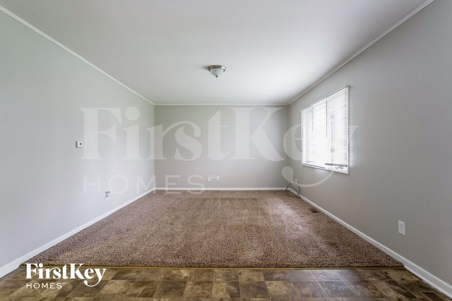 Building Photo - 104 E Oak St