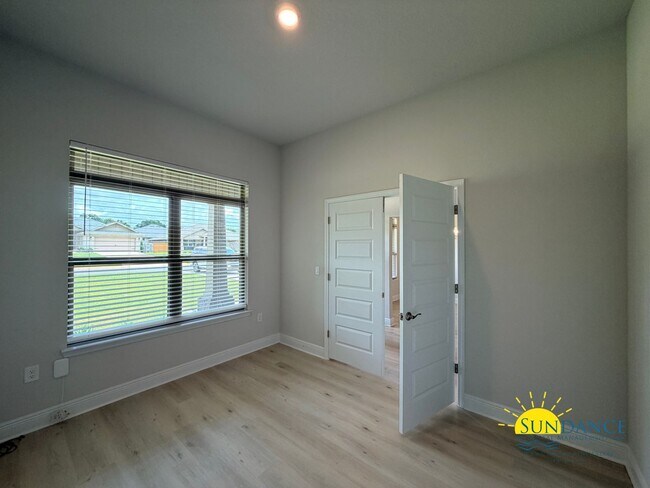 Building Photo - Beautiful 4-Bedroom Home in Quiet Crestview Cul-de-Sac!