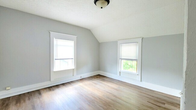 Building Photo - 1210 W 6th st