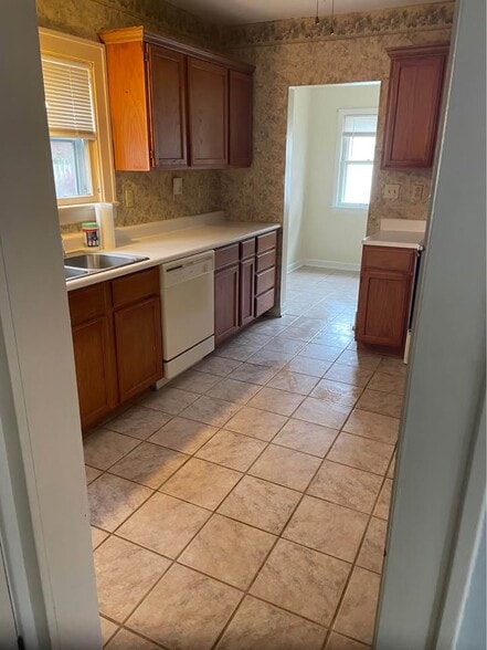 Building Photo - 374 Belvedere Ave NE