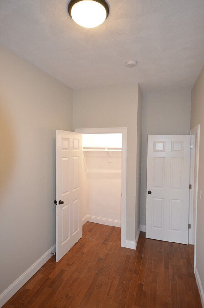 Building Photo - 12 Chel