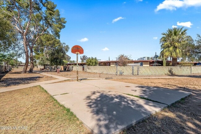 Building Photo - Move In Ready Unit! 1 Bed 1 Bath New Flooring!