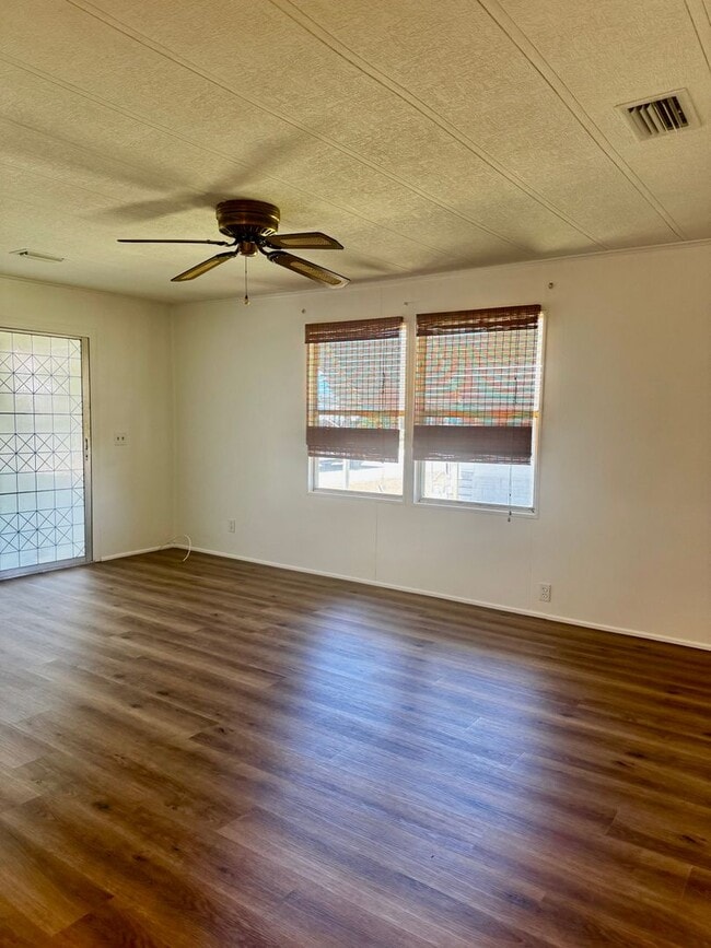 Building Photo - Welcome to your Florida retirement dream in desirable Hollywood Estates.