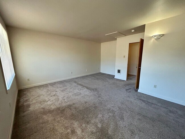 Building Photo - 1308 N Brooklane St