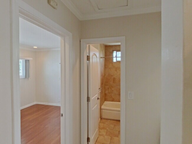Building Photo - Charming 2BR Duplex Near SB Bowl w/ 1 car ...