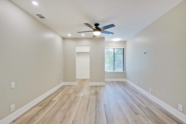 Building Photo - Stunning Modern Almost New Condo, Pets Welcome!