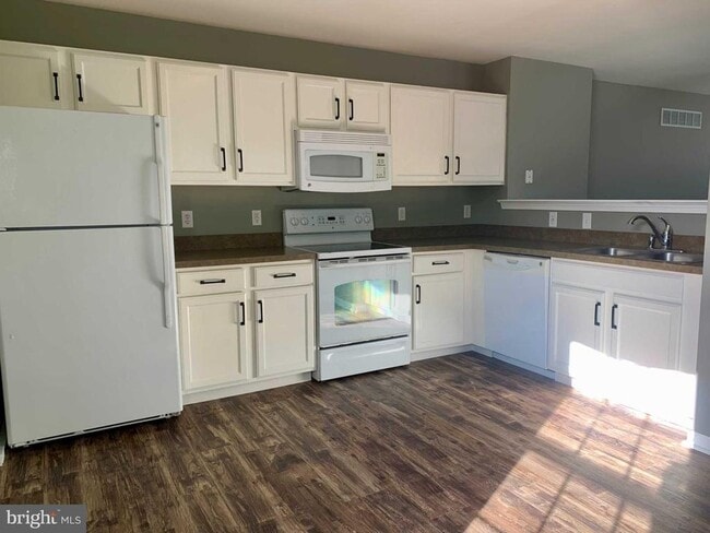 Building Photo - 351 Paradee Dr