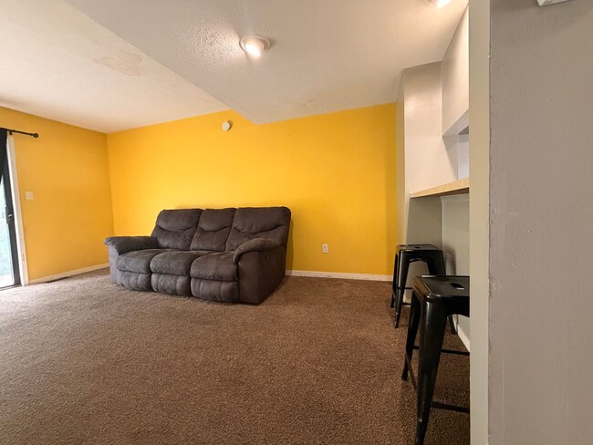 Building Photo - Great 3 bed 2.5 Bath on South Side of Bloomington!