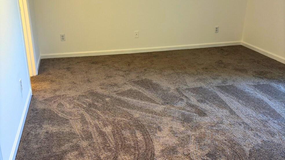 Upstairs bedroom with new carpet. - 905 Park Pl NE