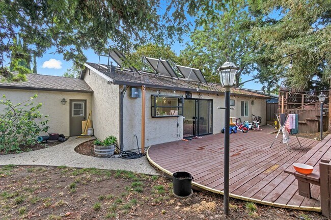 Building Photo - Welcome to elegant living in the heart of ...