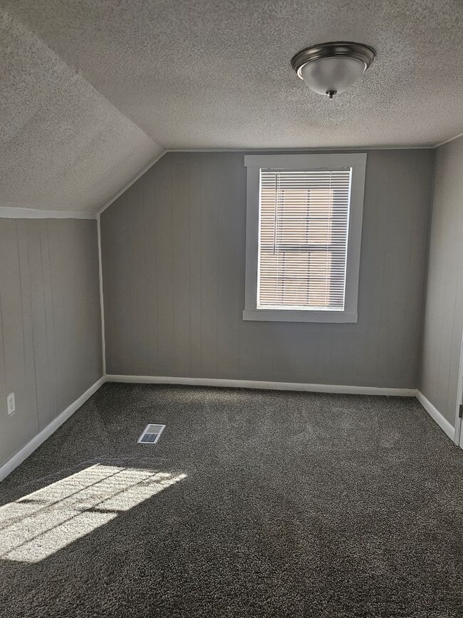 Building Photo - Big family friendly home available in Hodgenville!