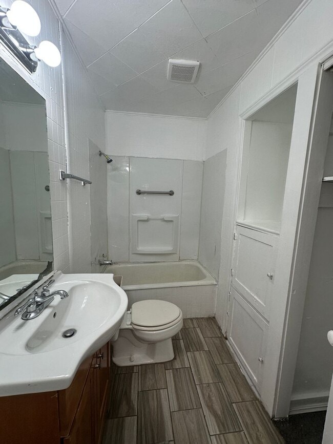 Building Photo - Cute 2 bed 1 bath Home