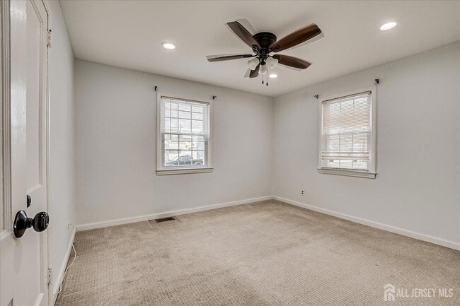 Building Photo - 14 Linden St