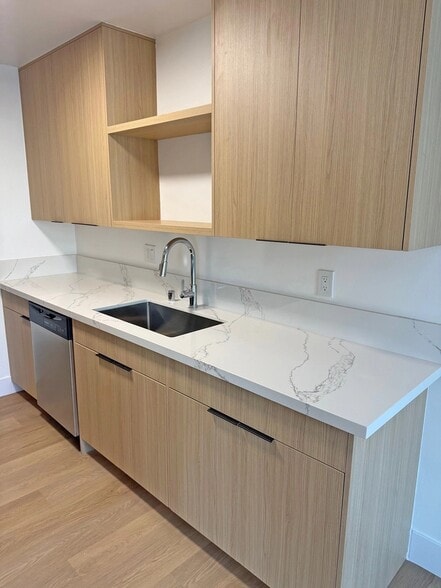 Building Photo - 11070 Rose Ave